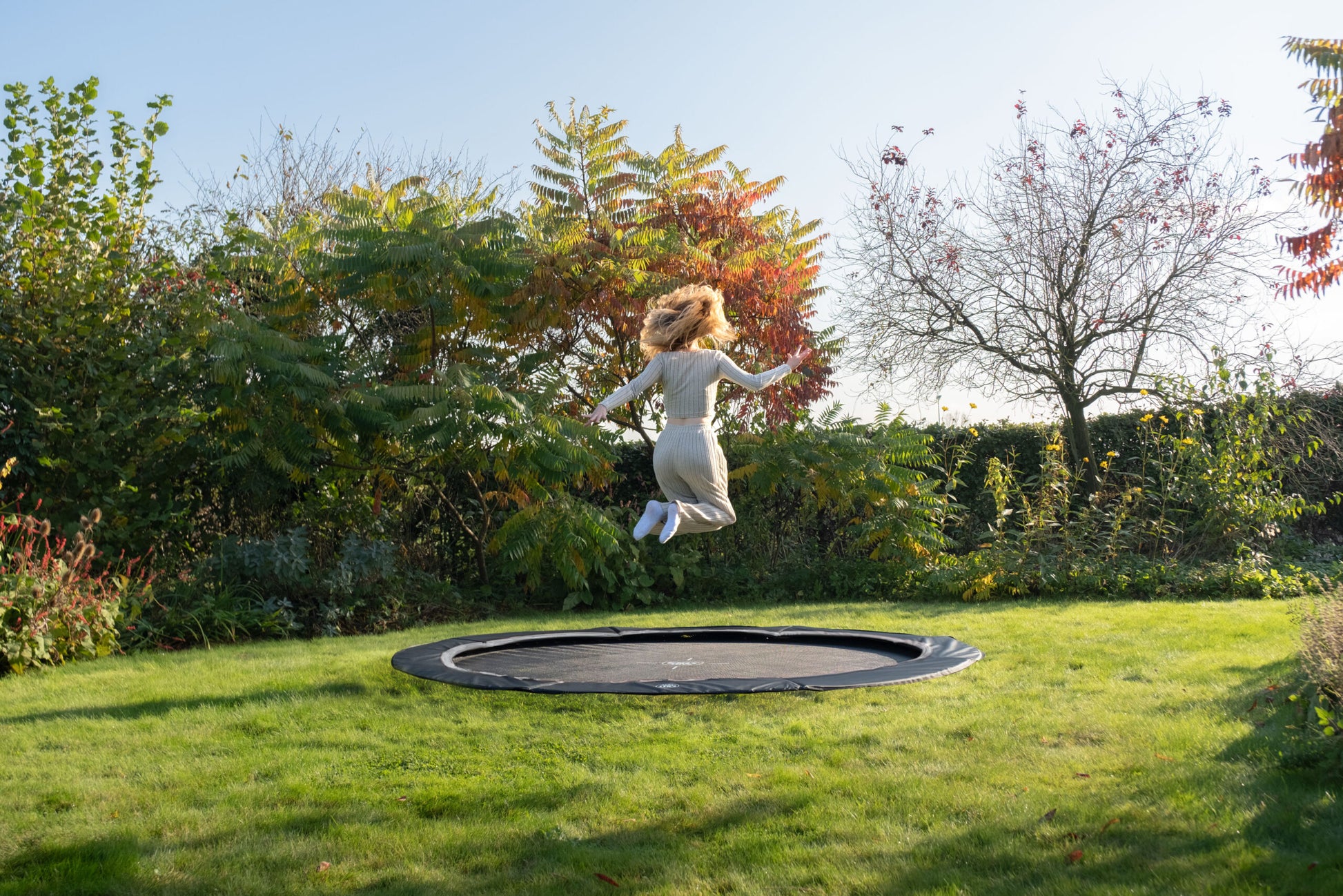 EXIT InTerra ebenerdiges Sports Trampolin rund schwarz Garten