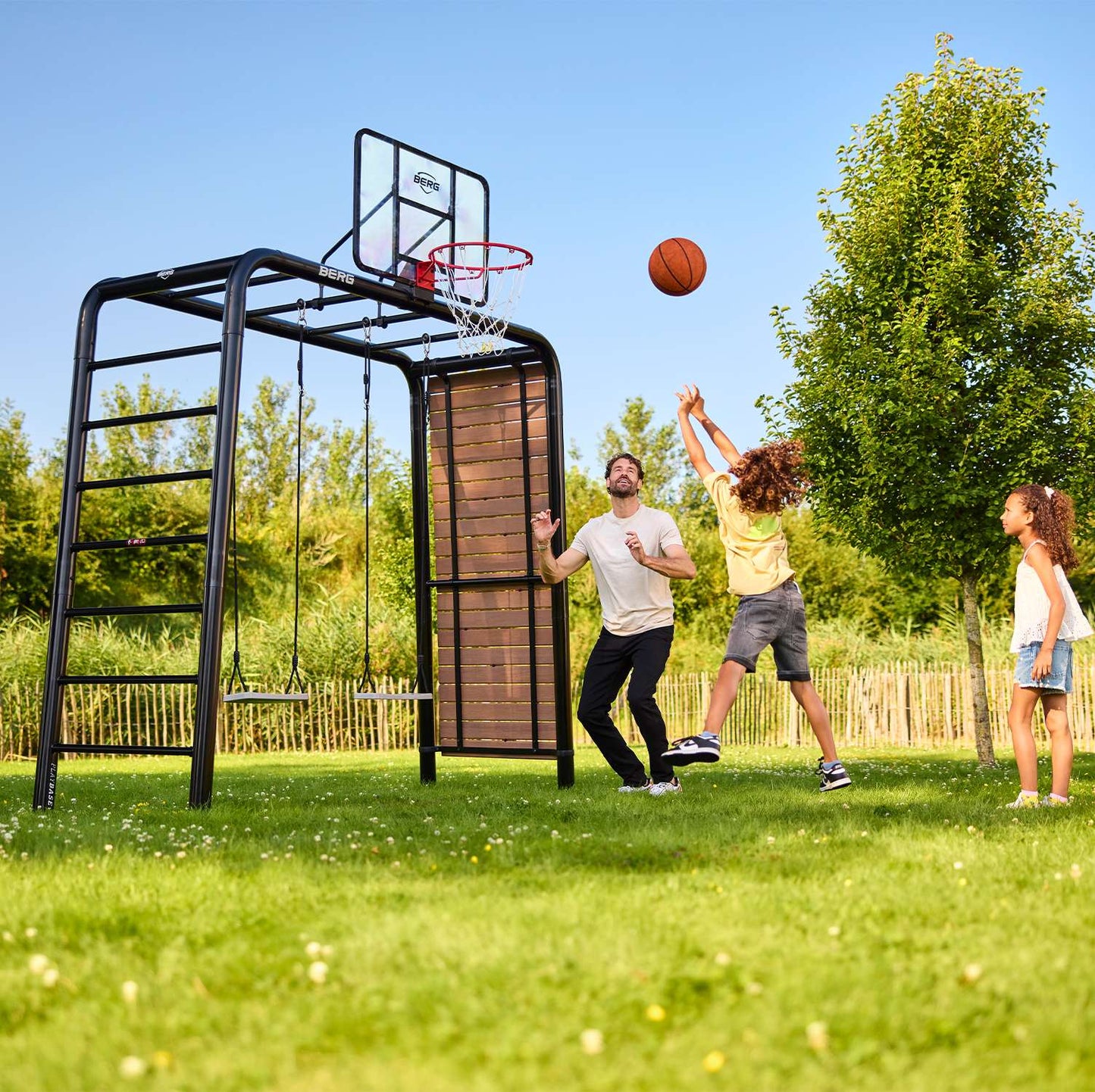 BERG PlayBase Medium Horizontal Bar/High Bar with Wooden Swing Seat &amp; Trapeze 