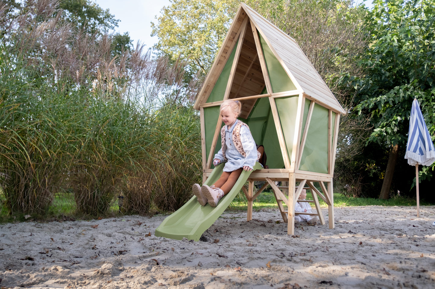 EXIT Yuki 350 Holzspielhaus mit Rutsche und Matschküche