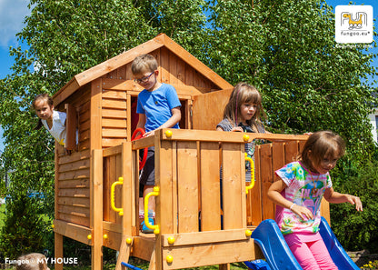 Spielhaus aus Holz mit Rutsche und Leiter