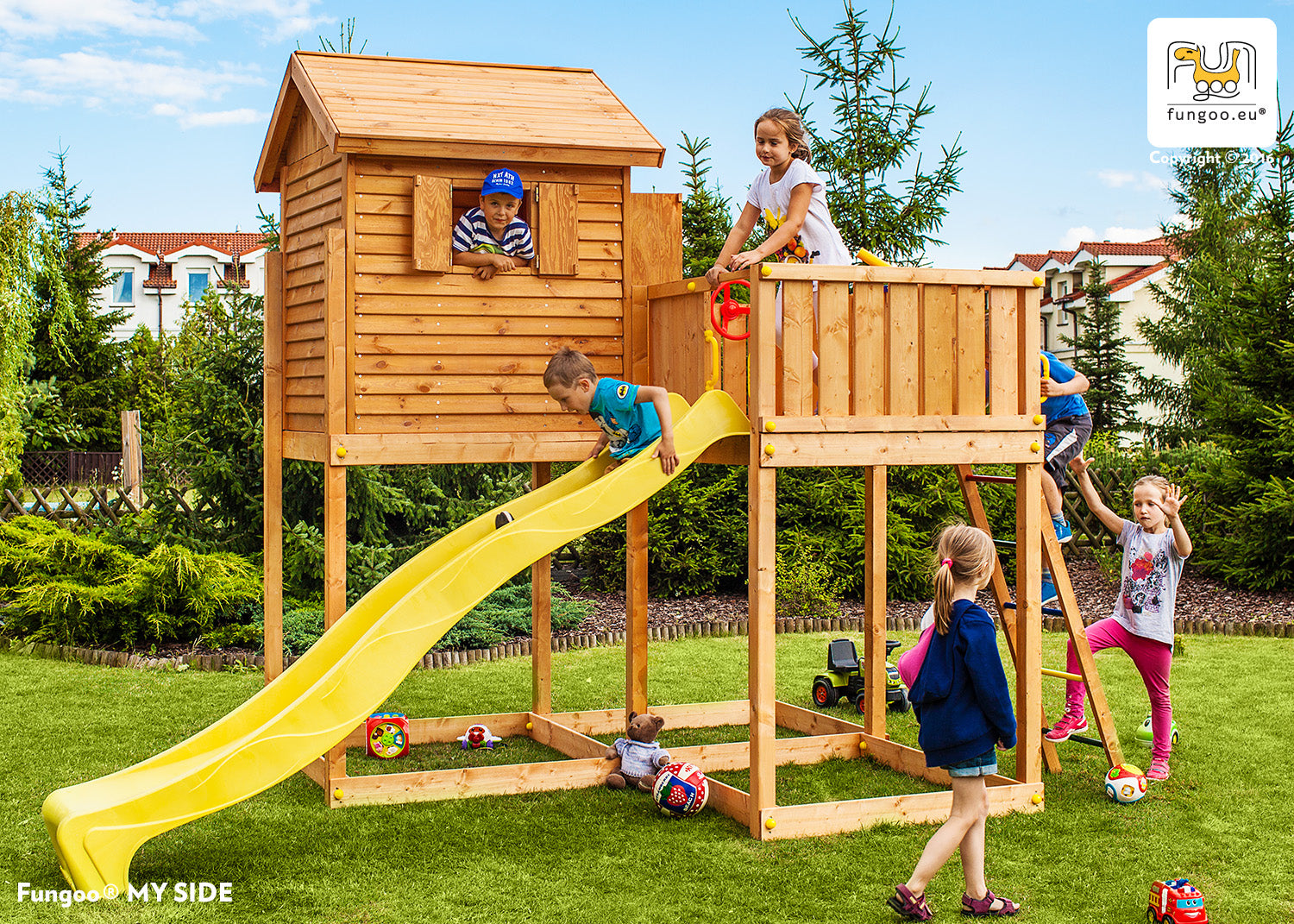 Spielhaus My Side aus Holz mit Terrasse, Rutsche und Leiter