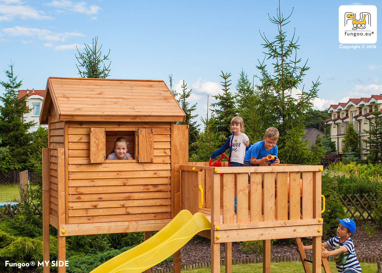 Spielhaus My Side aus Holz mit Terrasse, Rutsche und Leiter