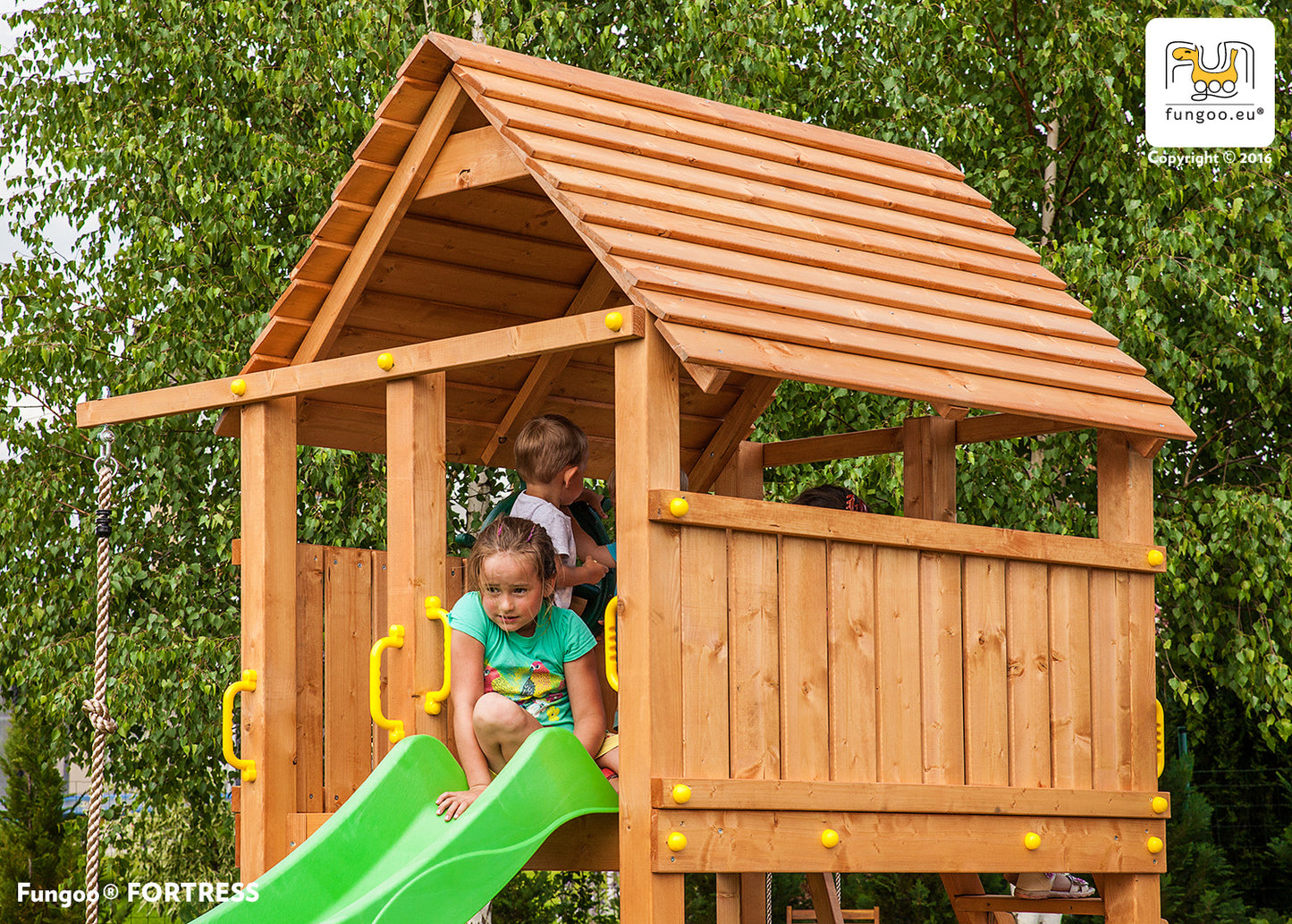 Spielturm Fortress mit Rutsche grün, Holzdach, Strickleiter, Kletterseil und Sandkasten