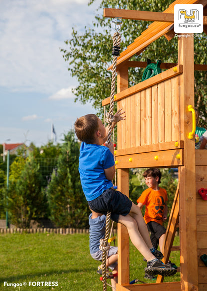 Spielturm Fortress mit Rutsche grün, Holzdach, Strickleiter, Kletterseil und Sandkasten