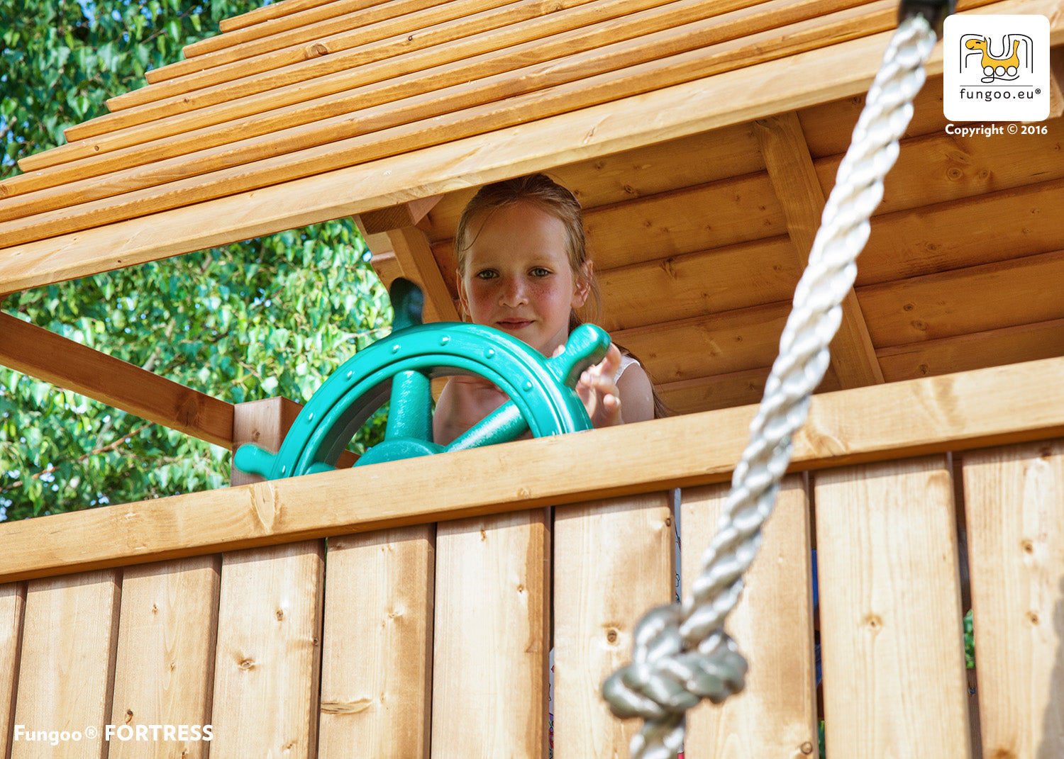 Spielturm Fortress mit Rutsche grün, Holzdach, Strickleiter, Kletterseil und Sandkasten