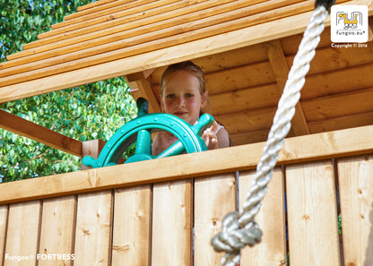 Spielturm Fortress mit Rutsche grün, Holzdach, Strickleiter, Kletterseil und Sandkasten