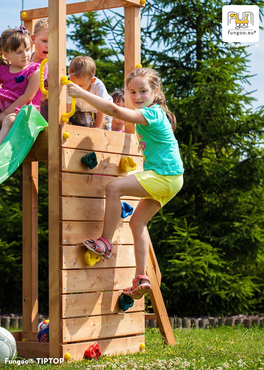 Spielturm TipTop mit Rutsche grün, Holzleiter und Kletterwand