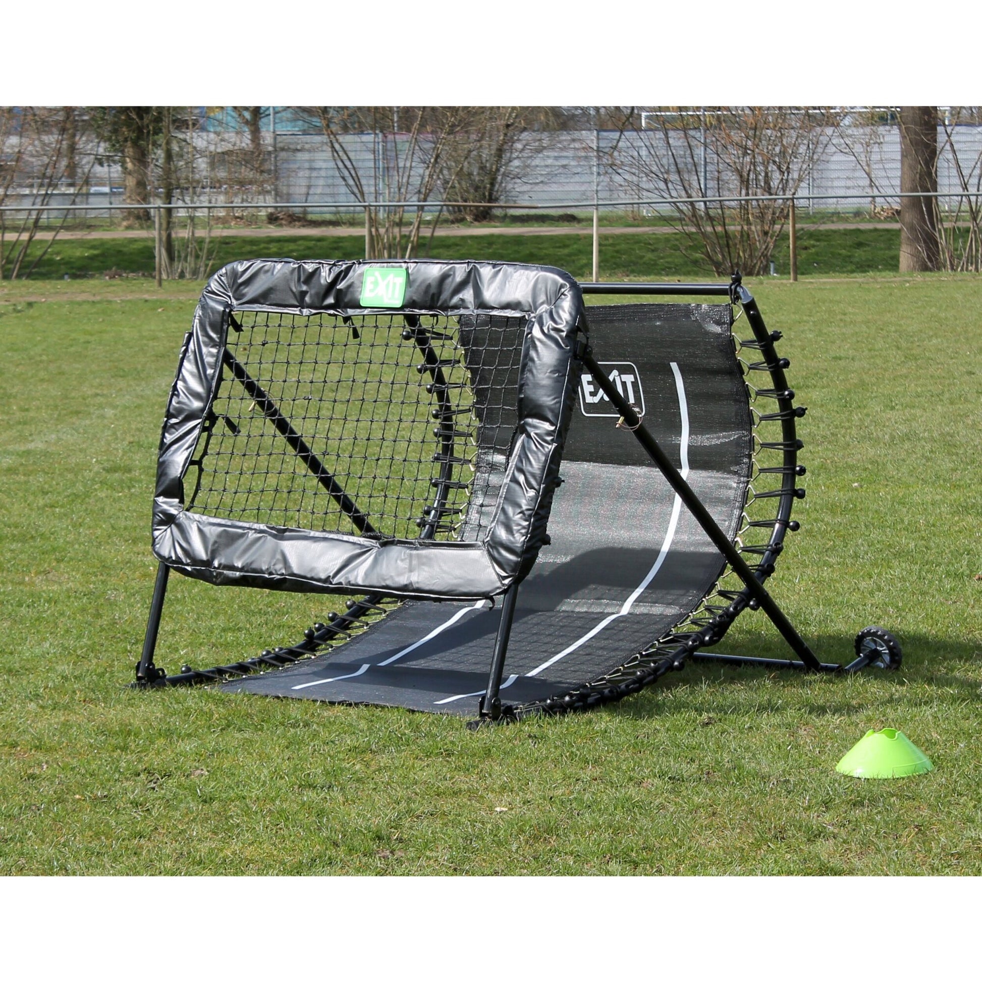 Exit Kickback Fußball Rebounder Outdoor Front